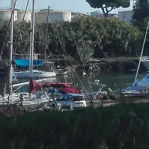 Santy's Rooms: Shared Bath, Location, Near Rome Fair Fiumicino